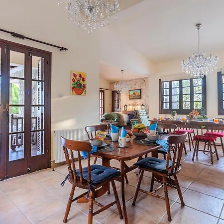 Penelope Kato Platres